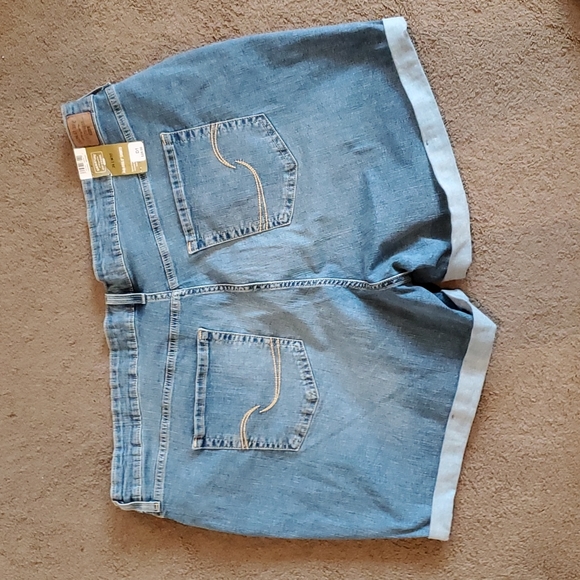 Womens Signature by Levi Strauss Mid Rise Denim Shorts Plus Size 24 NWT 5" insea - Picture 2 of 4